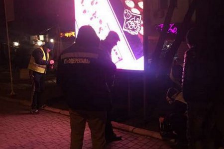 В Одессе снесли очередную незаконную рекламную конструкцию (фото)