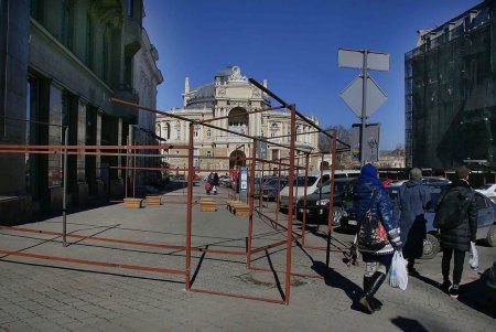 Главная улица Одессы одевается в строительные леса (фоторепортаж)