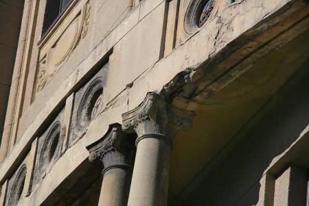 Главная улица Одессы одевается в строительные леса (фоторепортаж)