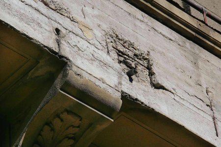 Главная улица Одессы одевается в строительные леса (фоторепортаж)