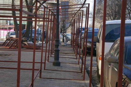 Главная улица Одессы одевается в строительные леса (фоторепортаж)