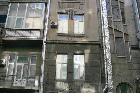 Главная улица Одессы одевается в строительные леса (фоторепортаж)