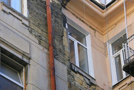 Главная улица Одессы одевается в строительные леса (фоторепортаж)