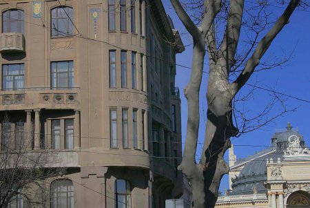 Главная улица Одессы одевается в строительные леса (фоторепортаж)