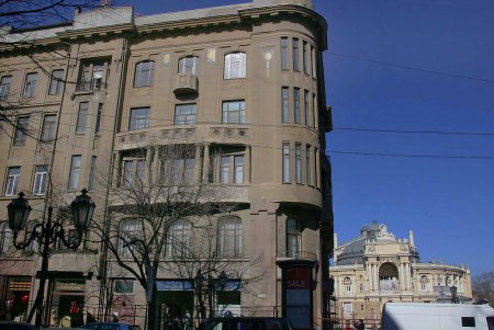 Главная улица Одессы одевается в строительные леса (фоторепортаж)