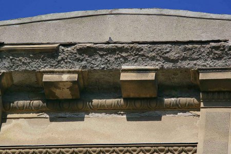 Главная улица Одессы одевается в строительные леса (фоторепортаж)