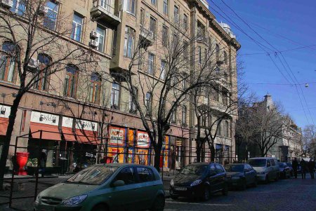 Главная улица Одессы одевается в строительные леса (фоторепортаж)