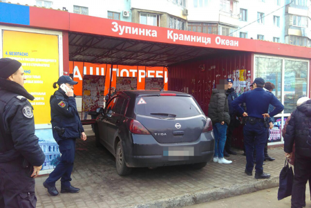 В Одессе водитель совершил наезд на остановку (фото) 