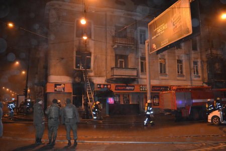 В центре Одессы горел «Лото-маркет». Одесситы в соцсетях выдвигают свои версии (фоторепортаж) 