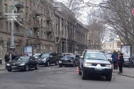 Два авто столкнулись в центре города: один из водителей госпитализирован (фото)