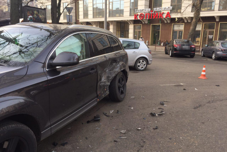 Пьяный водитель внедорожника протаранил три авто и покалечил ребенка (фото) 