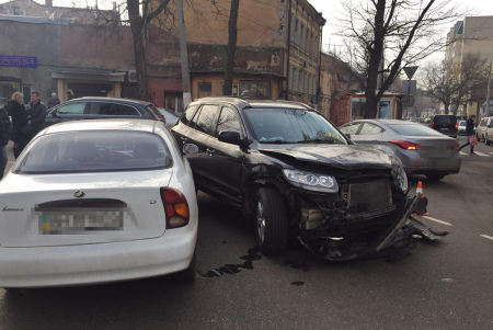 Пьяный водитель внедорожника протаранил три авто и покалечил ребенка (фото) 