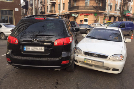 Пьяный водитель внедорожника протаранил три авто и покалечил ребенка (фото) 