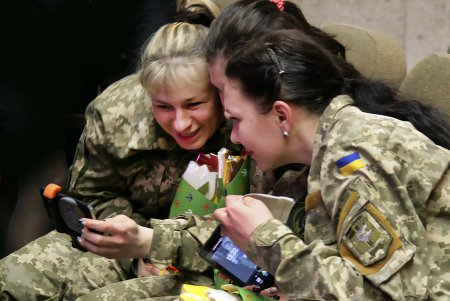 Милым женщинам к 8 Марта: цветы, поздравления и концерт Билык (фоторепортаж) 