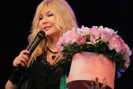 Милым женщинам к 8 Марта: цветы, поздравления и концерт Билык (фоторепортаж) 