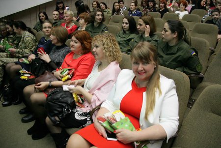 Милым женщинам к 8 Марта: цветы, поздравления и концерт Билык (фоторепортаж) 