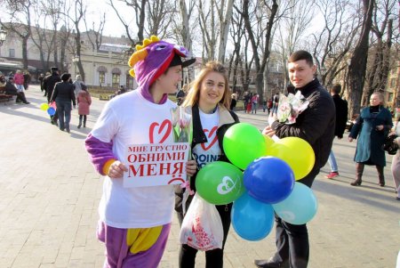 На Дерибасовской одесситов избавляли от грусти, печали и одиночества (фото)