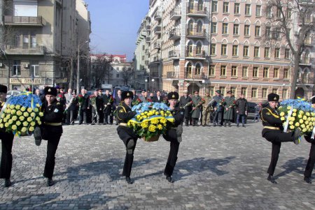 В день рождения Кобзаря к его монументу в парке Шевченко легли цветы (фоторепортаж)
