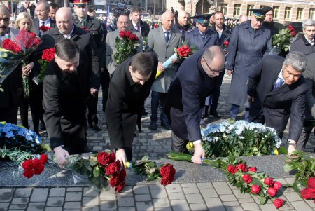 В день рождения Кобзаря к его монументу в парке Шевченко легли цветы (фоторепортаж)