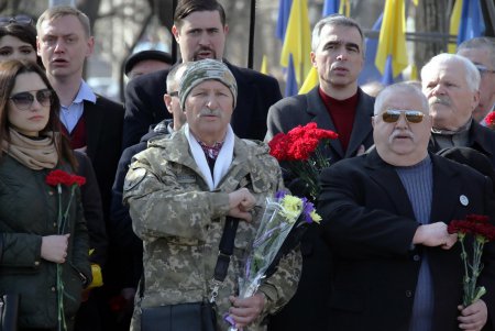 В день рождения Кобзаря к его монументу в парке Шевченко легли цветы (фоторепортаж)