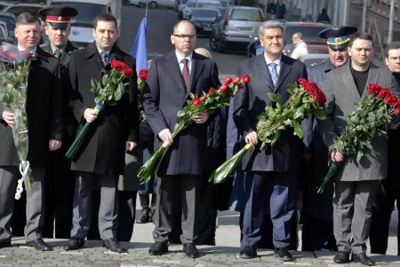 В день рождения Кобзаря к его монументу в парке Шевченко легли цветы (фоторепортаж)