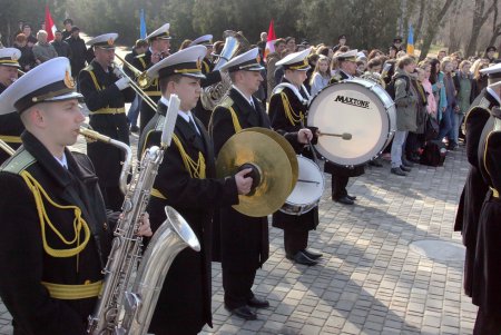 В день рождения Кобзаря к его монументу в парке Шевченко легли цветы (фоторепортаж)