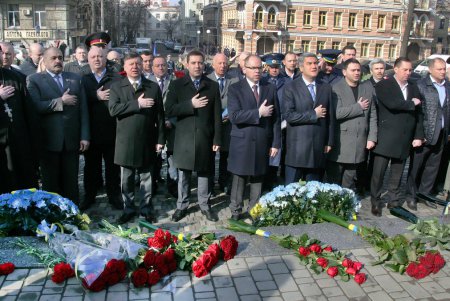 В день рождения Кобзаря к его монументу в парке Шевченко легли цветы (фоторепортаж)