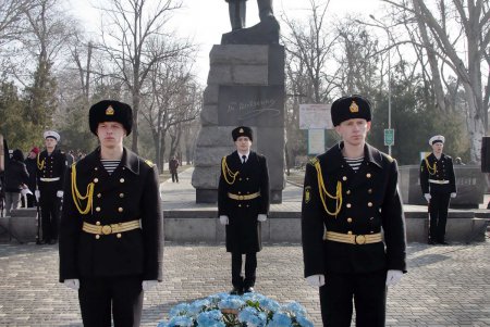 В день рождения Кобзаря к его монументу в парке Шевченко легли цветы (фоторепортаж)