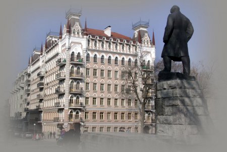 В день рождения Кобзаря к его монументу в парке Шевченко легли цветы (фоторепортаж)