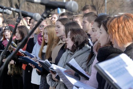 В день рождения Кобзаря к его монументу в парке Шевченко легли цветы (фоторепортаж)