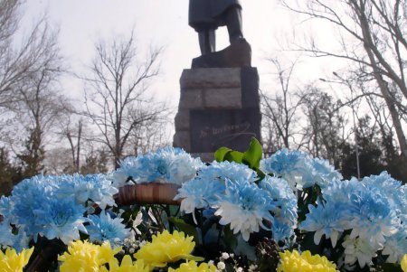 В день рождения Кобзаря к его монументу в парке Шевченко легли цветы (фоторепортаж)