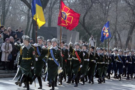 В день рождения Кобзаря к его монументу в парке Шевченко легли цветы (фоторепортаж)