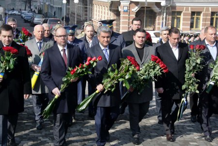 В день рождения Кобзаря к его монументу в парке Шевченко легли цветы (фоторепортаж)