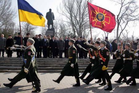 В день рождения Кобзаря к его монументу в парке Шевченко легли цветы (фоторепортаж)