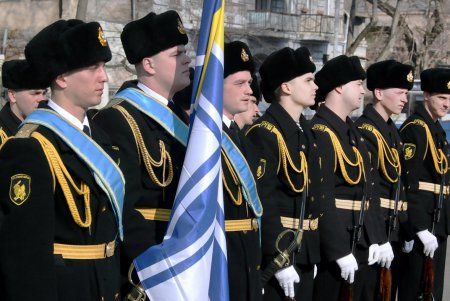 В день рождения Кобзаря к его монументу в парке Шевченко легли цветы (фоторепортаж)