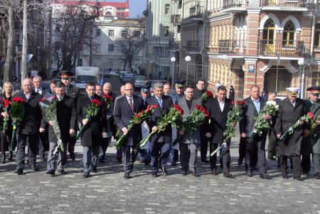 В день рождения Кобзаря к его монументу в парке Шевченко легли цветы (фоторепортаж)