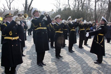 В день рождения Кобзаря к его монументу в парке Шевченко легли цветы (фоторепортаж)