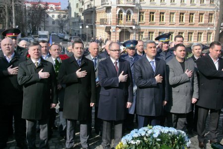 В день рождения Кобзаря к его монументу в парке Шевченко легли цветы (фоторепортаж)