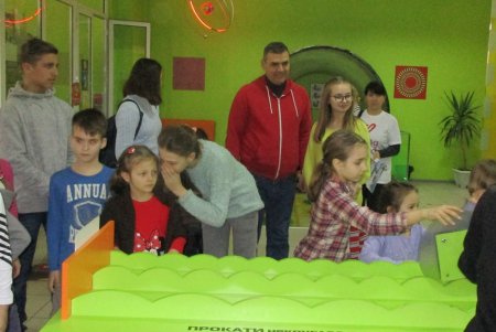 Одесские дети сегодня сидели на гвоздях и вырабатывали электричество (фото)