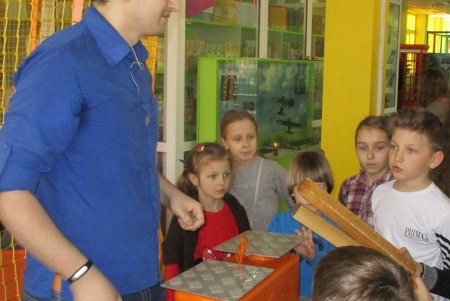 Одесские дети сегодня сидели на гвоздях и вырабатывали электричество (фото)