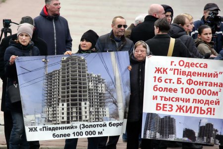 Под стенами Одесской ОГА прошел митинг инвесторов недостроев (фоторепортаж)