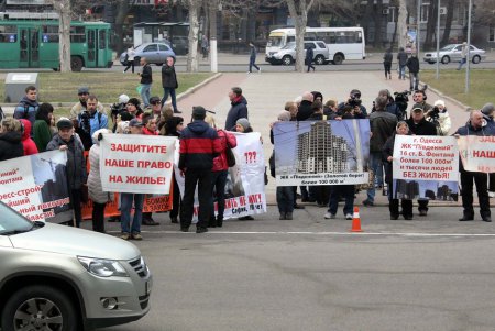 Под стенами Одесской ОГА прошел митинг инвесторов недостроев (фоторепортаж)