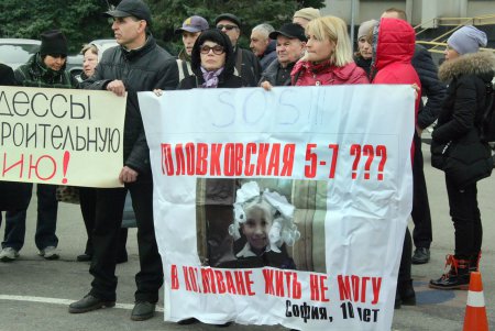 Под стенами Одесской ОГА прошел митинг инвесторов недостроев (фоторепортаж)