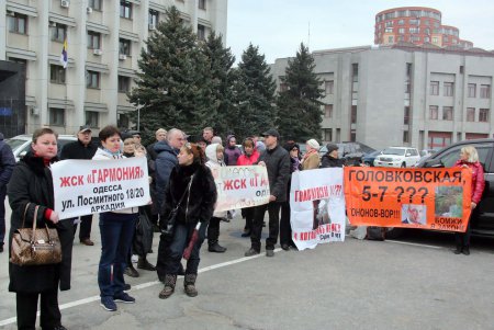 Под стенами Одесской ОГА прошел митинг инвесторов недостроев (фоторепортаж)