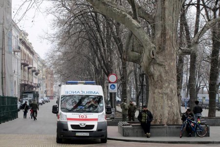 Перед началом сессии Одесского горсовета у мэрии собрались две небольшие группы людей (фото) 