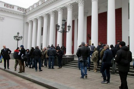 Перед началом сессии Одесского горсовета у мэрии собрались две небольшие группы людей (фото) 
