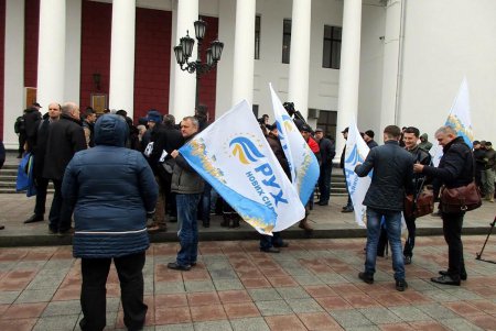 Перед началом сессии Одесского горсовета у мэрии собрались две небольшие группы людей (фото) 