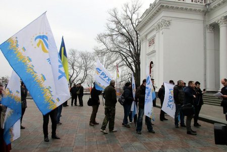 Перед началом сессии Одесского горсовета у мэрии собрались две небольшие группы людей (фото) 