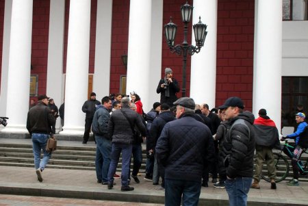 Перед началом сессии Одесского горсовета у мэрии собрались две небольшие группы людей (фото) 