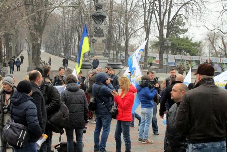 Перед началом сессии Одесского горсовета у мэрии собрались две небольшие группы людей (фото) 